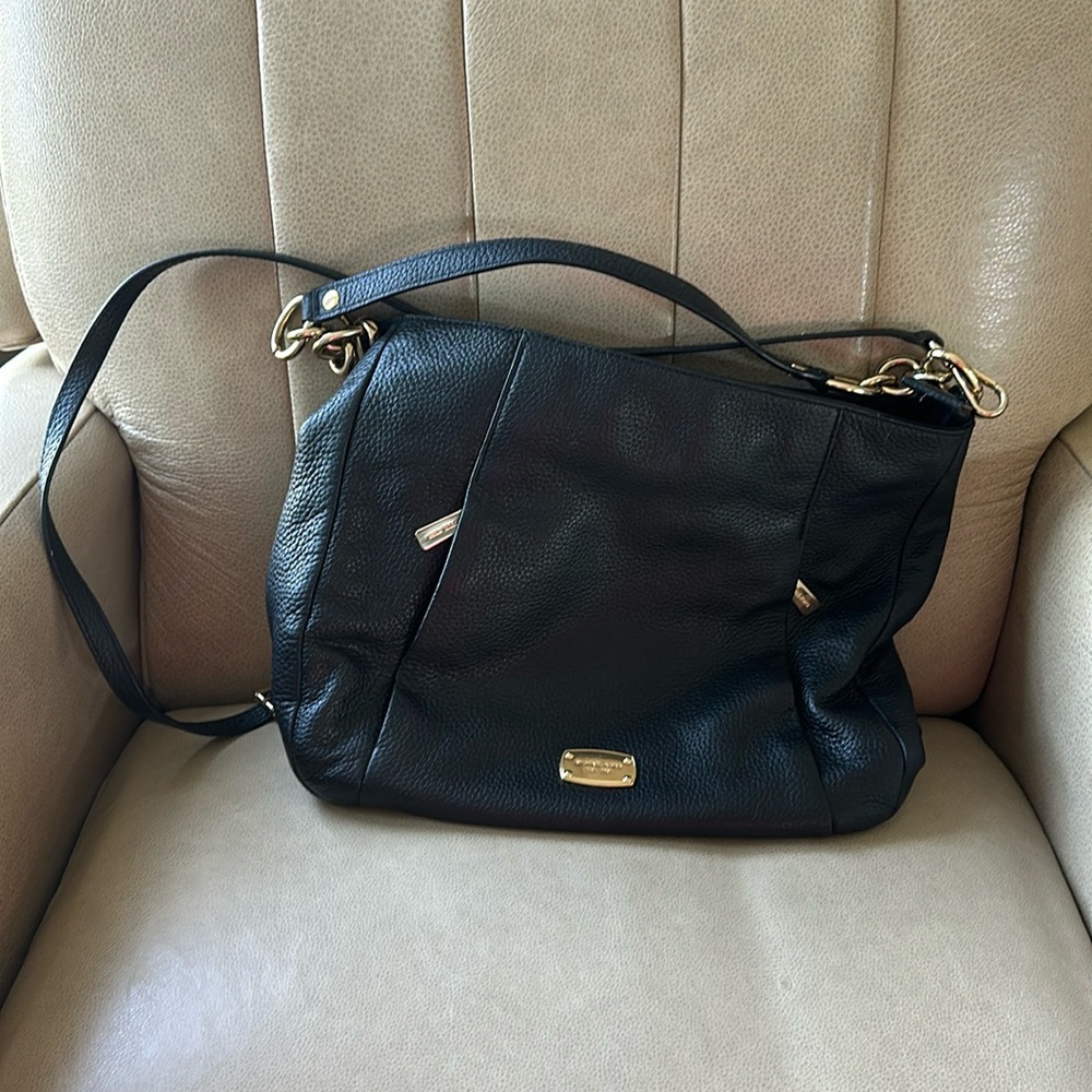 Michael Kors handbag with 2exterior side pockets. Black;
